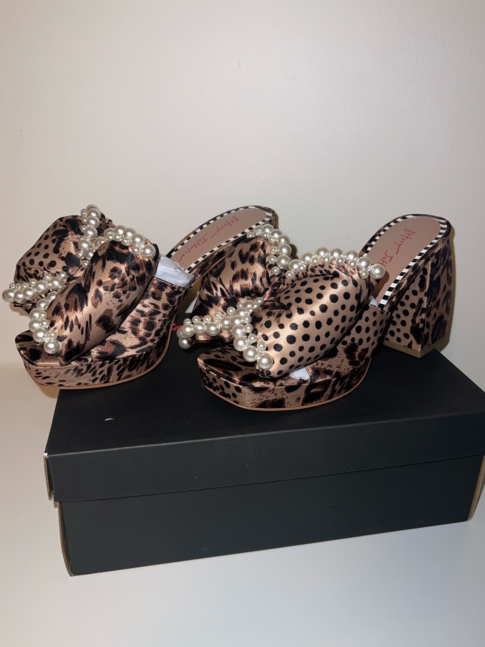 Betsey Johnson Macie Leopard Print Block Heel Platform Sandals Oversized Bow - Picture 2 of 7